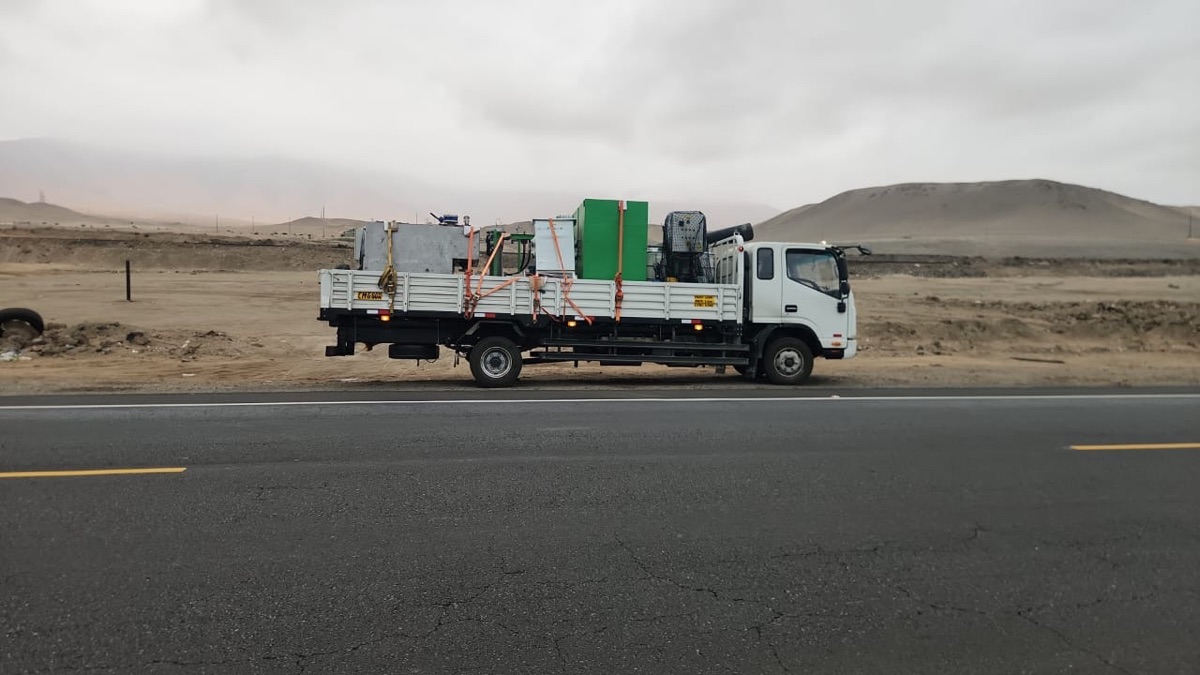 Camión plataforma WAYRA JAC de 9 toneladas transportando equipos en carretera